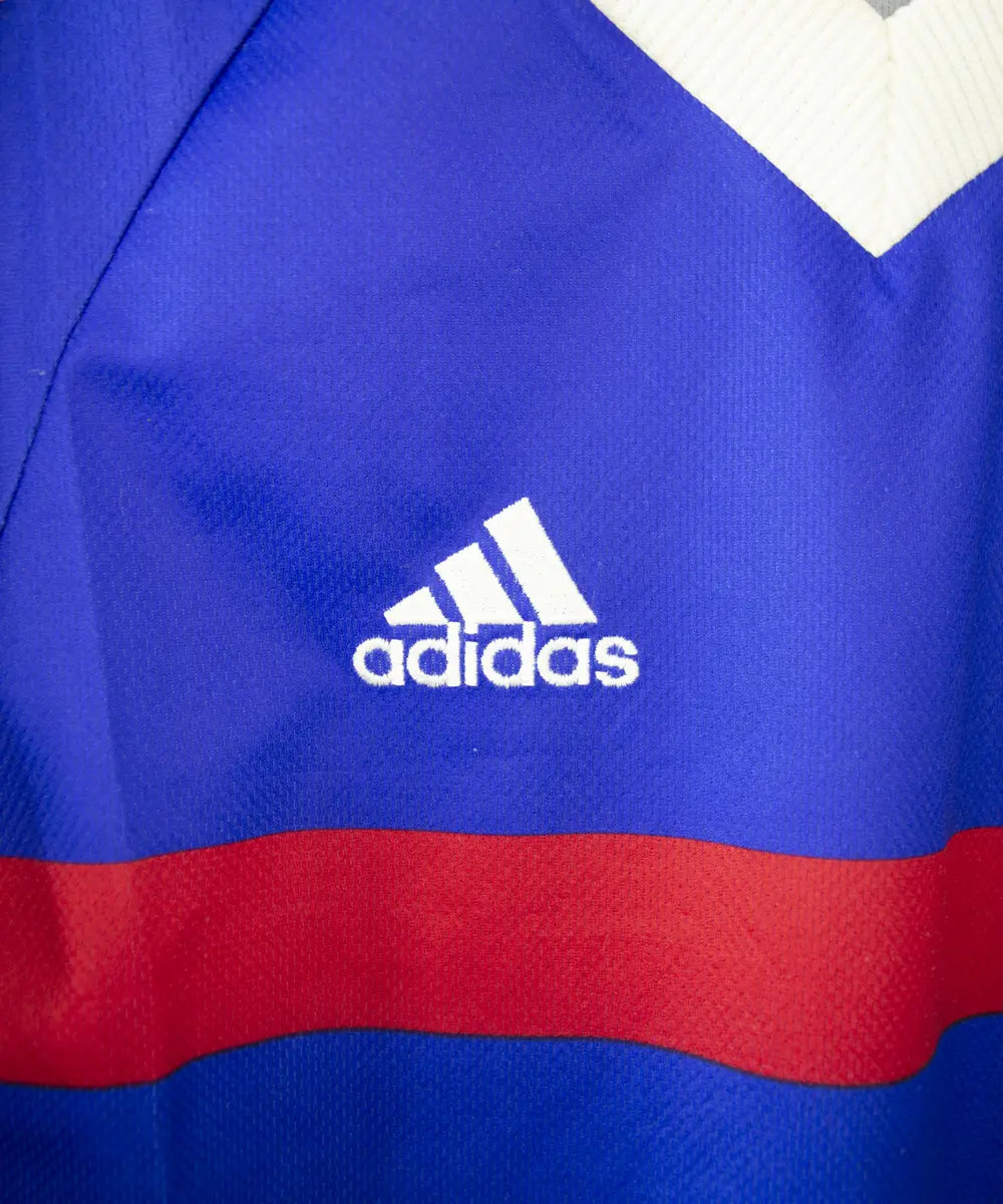 Maillot equipe de france 1998 sans l'étoile de couleur bleu, blanc et rouge. On peut retrouver l'équipementier adidas