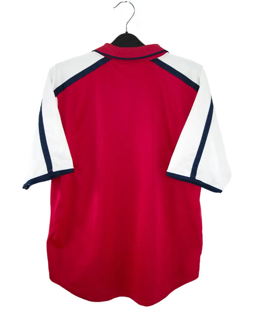 Maillot vintage domicile rouge et blanc d'arsenal de la saison 2000-2002. On peut retrouver l'équipementier nike et le sponsor dreamcast
