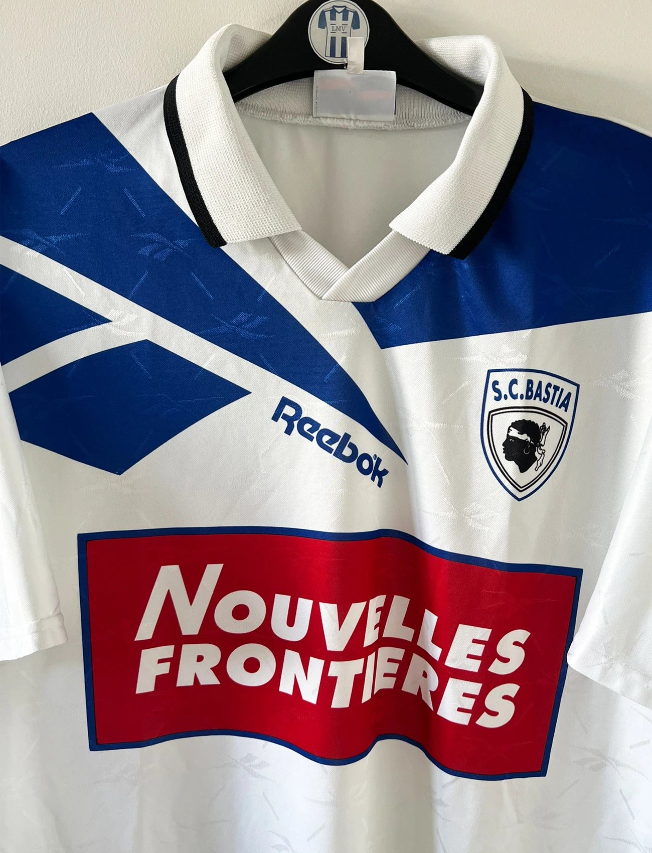 Maillot de foot vintage extérieur blanc du SC Bastia saison 1996/1997. On peut retrouver l'équipementier Reebok et le sponsor Nouvelles Frontières. Il s'agit d'un maillot authentique d'époque.