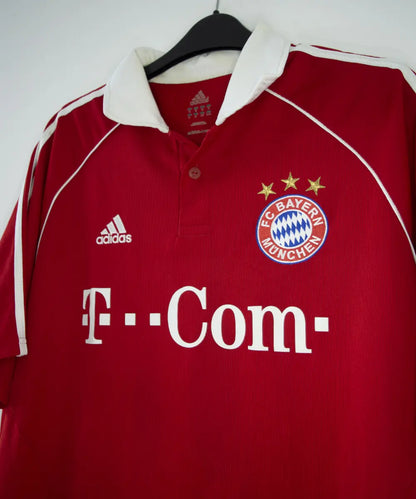Maillot domicile rouge et blanc du bayern de la saison 2006-2007. On peut retrouver l'équipementier adidas et le sponsor t com