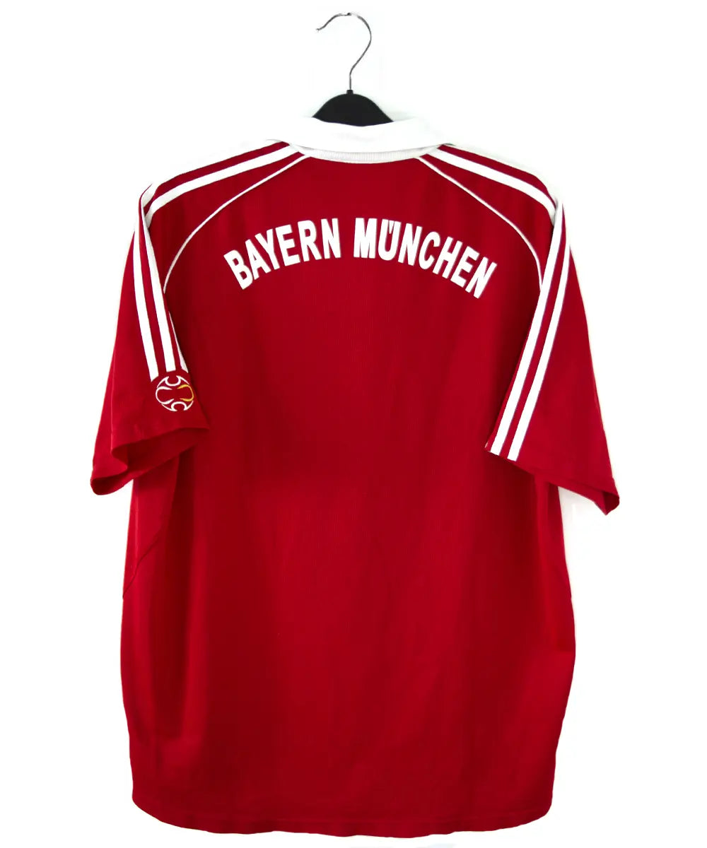 Maillot domicile rouge et blanc du bayern de la saison 2006-2007. On peut retrouver l'équipementier adidas et le sponsor t com