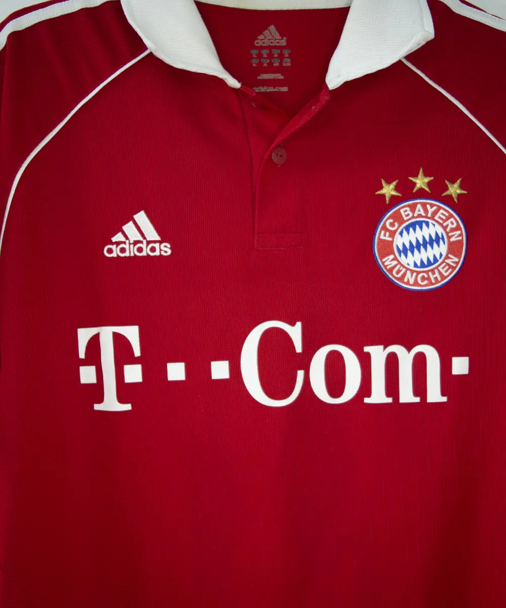 Maillot domicile rouge et blanc du bayern de la saison 2006-2007. On peut retrouver l'équipementier adidas et le sponsor t com