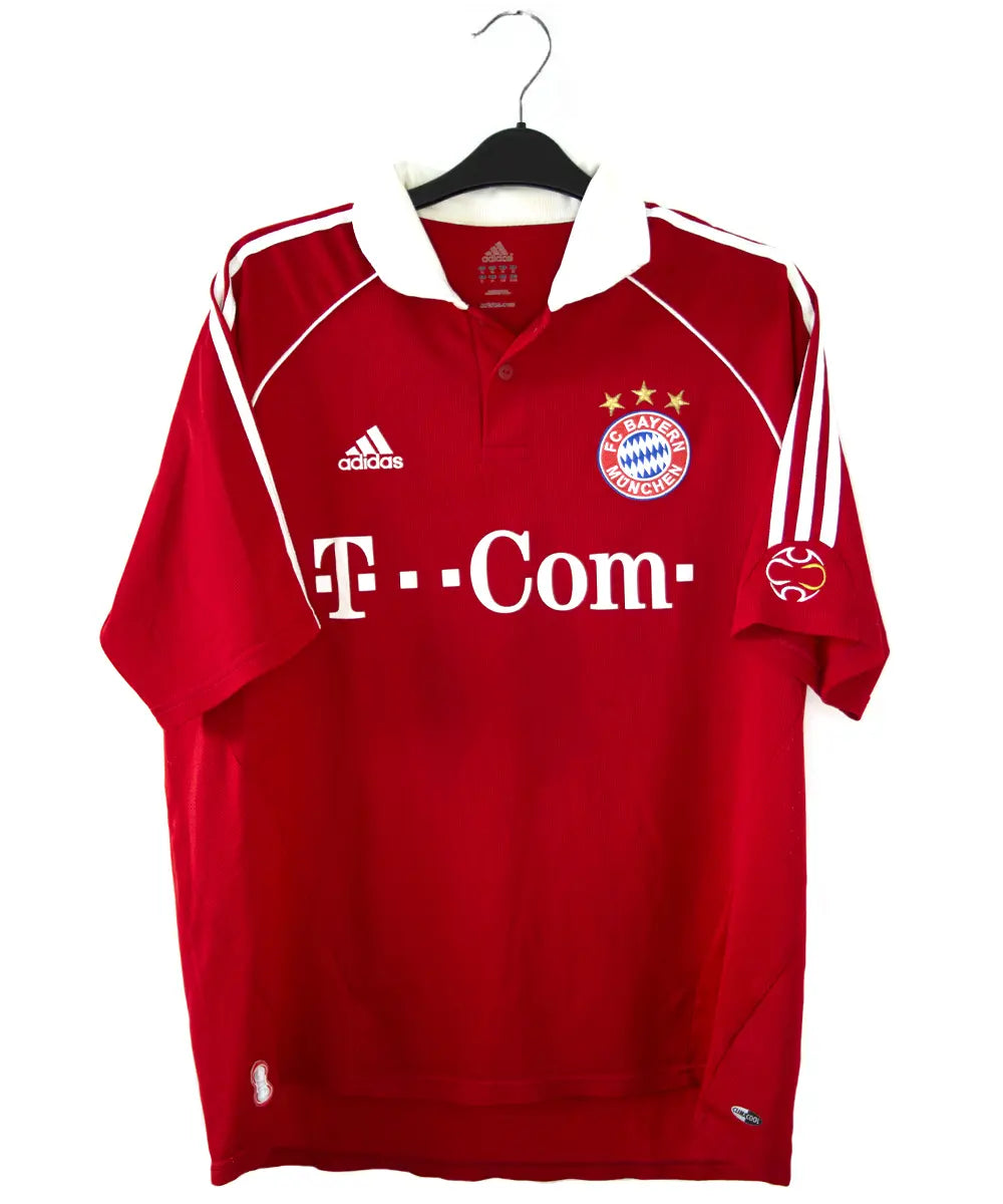 Maillot domicile rouge et blanc du bayern de la saison 2006-2007. On peut retrouver l'équipementier adidas et le sponsor t com