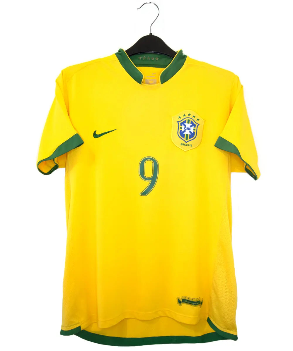 Maillot domicile jaune et vert du brésil 2006-2008. On peut retrouver l'équipementier nike. Le maillot est floqué du numéro 9 Ronaldo