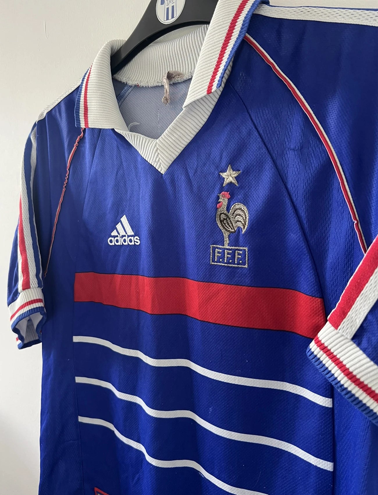 Maillot foot vintage domicile equipe de france 1998 bleu blanc et rouge. On peut retrouver l'équipementier adidas. Ils 'agit d'un maillot authentique d'époque floqué Zinedine Zidane