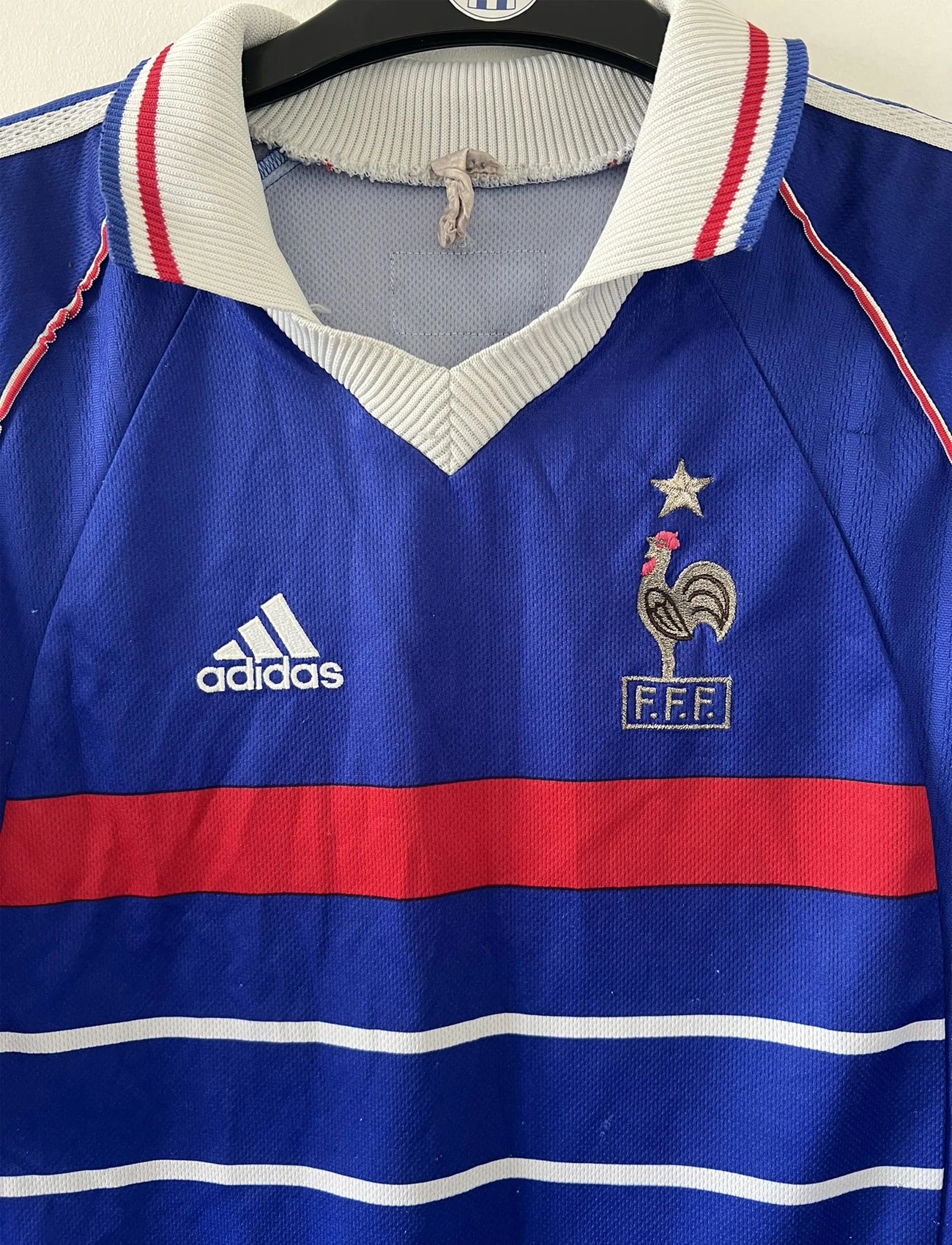 Maillot foot vintage domicile equipe de france 1998 bleu blanc et rouge. On peut retrouver l'équipementier adidas. Ils 'agit d'un maillot authentique d'époque floqué Zinedine Zidane