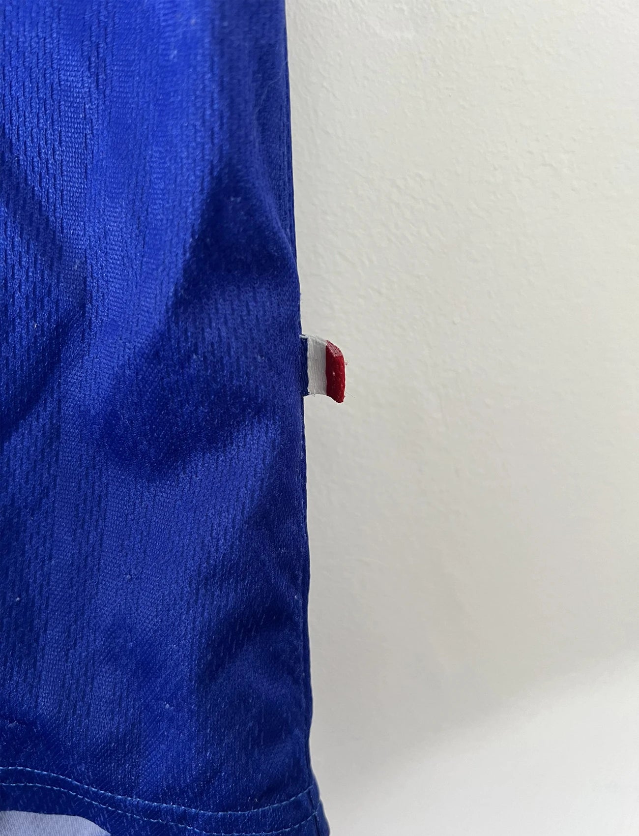 Maillot foot vintage domicile equipe de france 1998 bleu blanc et rouge. On peut retrouver l'équipementier adidas. Ils 'agit d'un maillot authentique d'époque floqué Zinedine Zidane