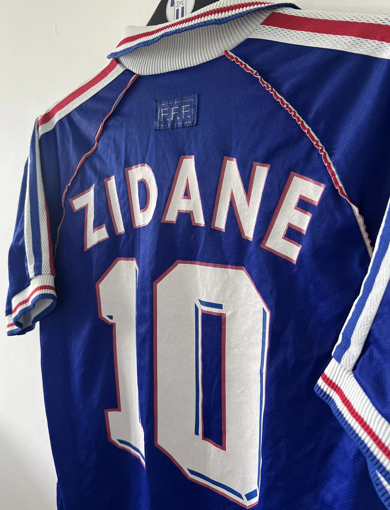 Maillot foot vintage domicile equipe de france 1998 bleu blanc et rouge. On peut retrouver l'équipementier adidas. Ils 'agit d'un maillot authentique d'époque floqué Zinedine Zidane