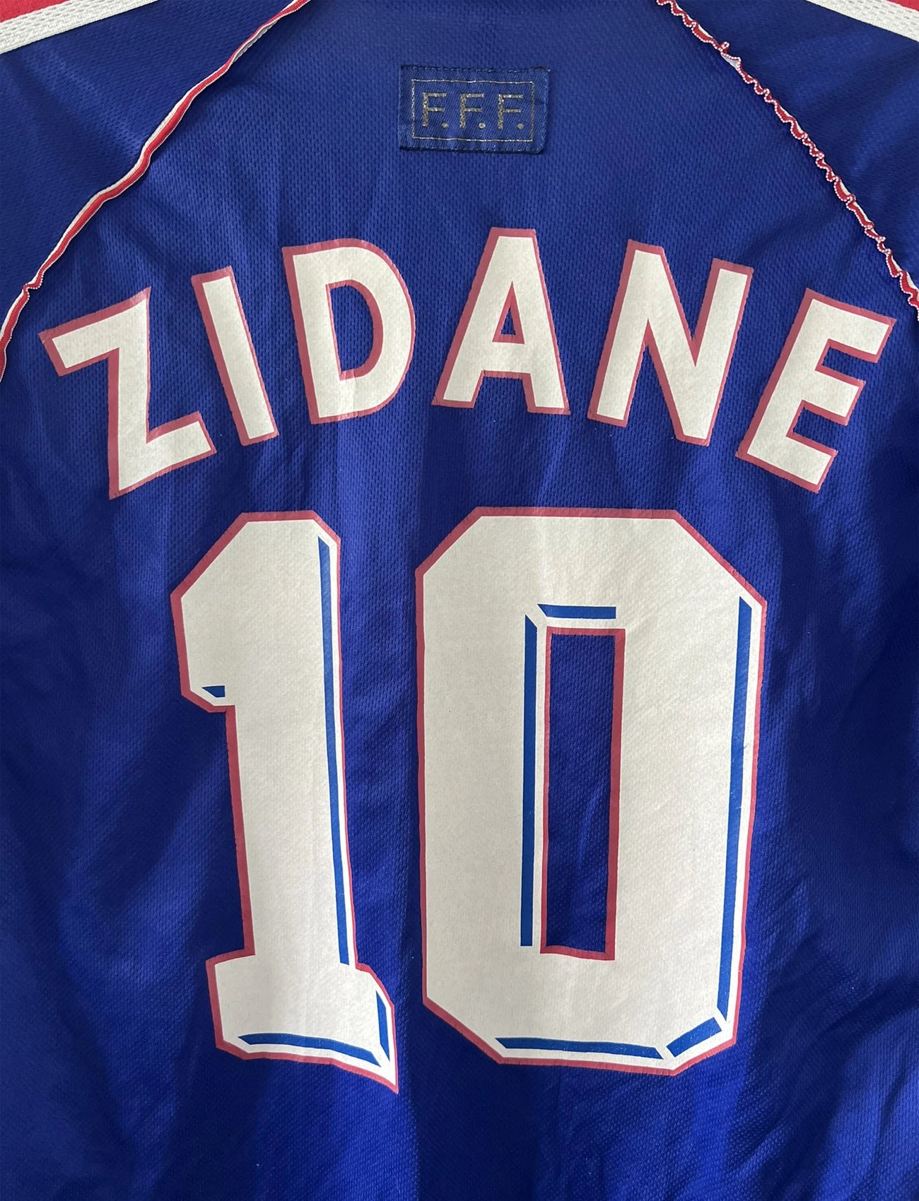 Maillot foot vintage domicile equipe de france 1998 bleu blanc et rouge. On peut retrouver l'équipementier adidas. Ils 'agit d'un maillot authentique d'époque floqué Zinedine Zidane