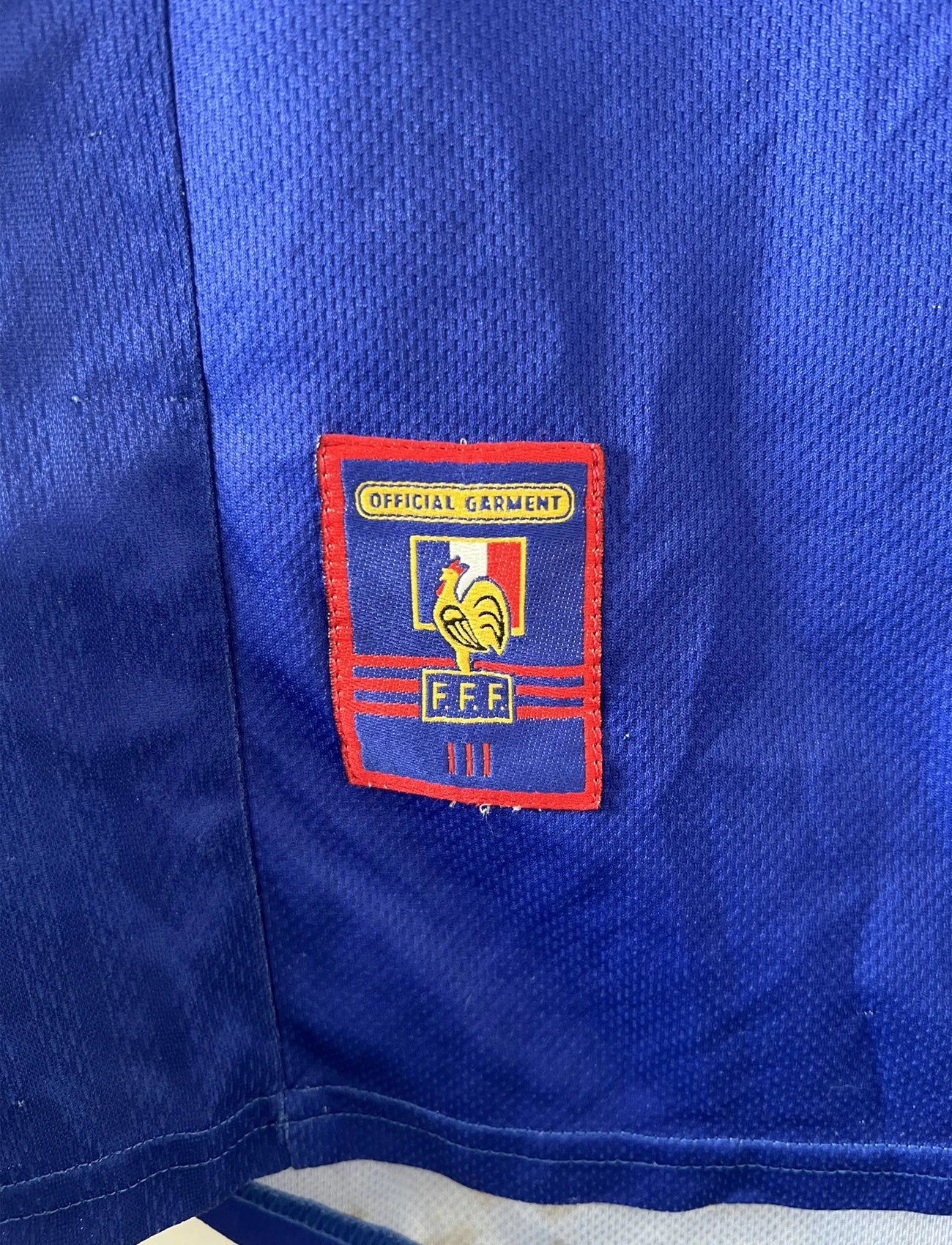 Maillot foot vintage domicile equipe de france 1998 bleu blanc et rouge. On peut retrouver l'équipementier adidas. Ils 'agit d'un maillot authentique d'époque floqué Zinedine Zidane
