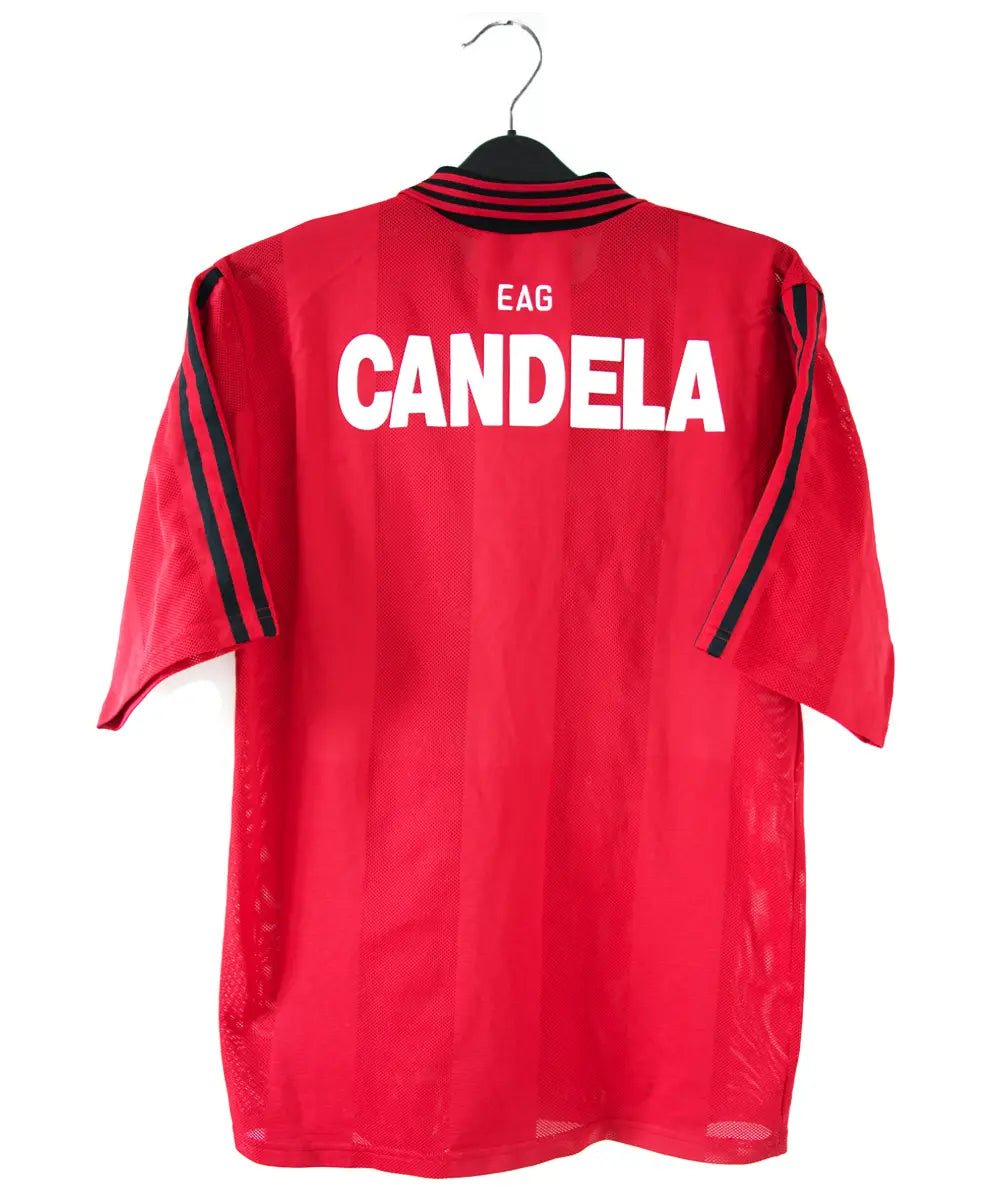 Maillot domicile rouge et noir de l'EA Guingamp de la saison 1996/1997. On peut retrouver le sponsor fromage rippoz et l'équipementier adidas. Le maillot est floqué Candela