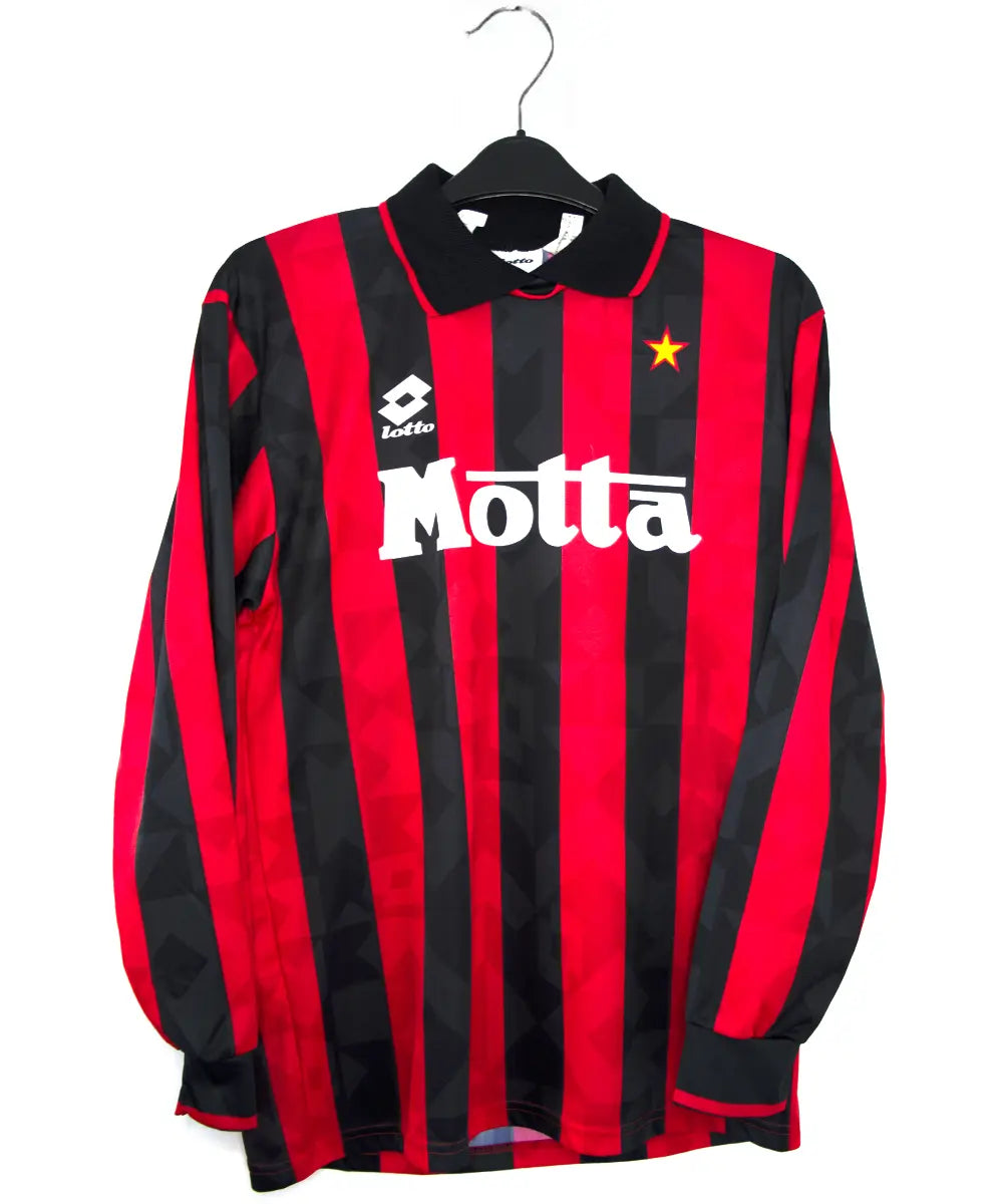 Maillot vintage domicile rouge et noir de l'AC Milan de la saison 1993-1994. On peut retrouver l'équipementier lotto et le sponsor motta