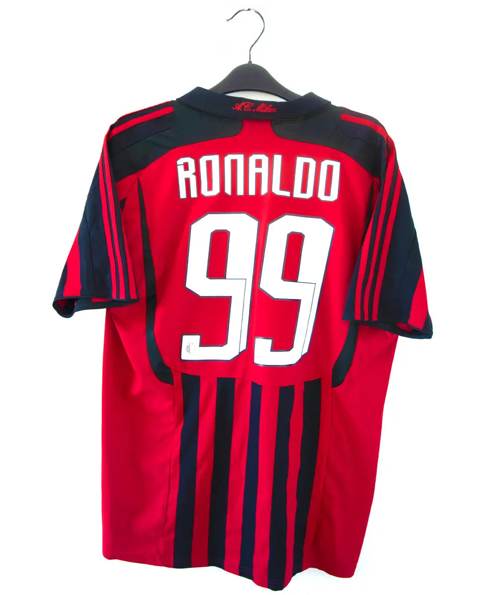 Maillot retro et vintage authentique de l'ac milan lors de la saison 2007 2008. Le maillot est de couleur rouge et noir, on peut retrouver l'équipementier adidas et le sponsor bwin. Le maillot est floqué du numéro 99 Ronaldo. Sur cette photo on peut voir le flocage
