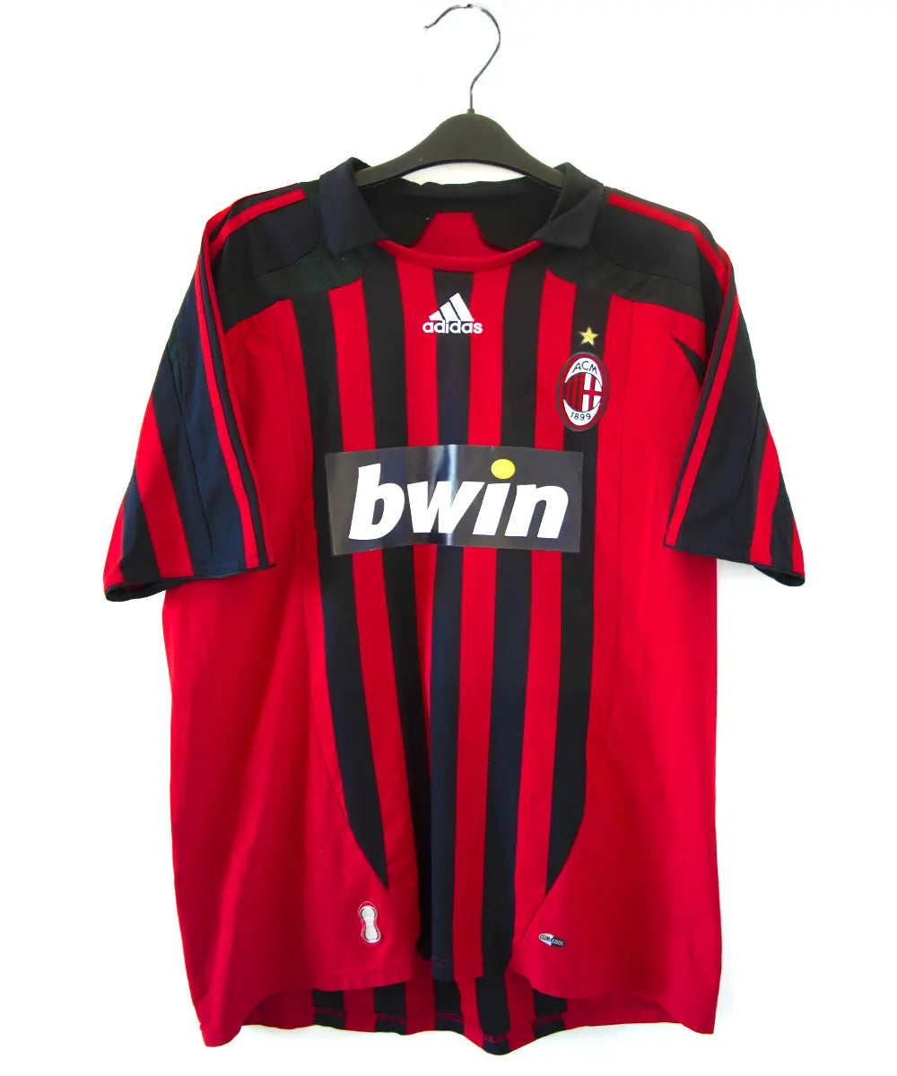 Maillot retro et vintage authentique de l'ac milan lors de la saison 2007 2008. Le maillot est de couleur rouge et noir, on peut retrouver l'équipementier adidas et le sponsor bwin. Le maillot est floqué du numéro 99 Ronaldo