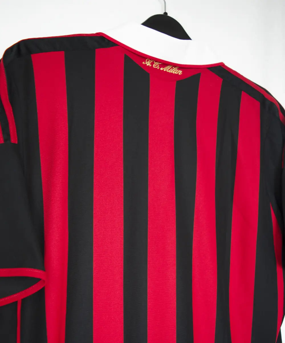 Maillot domicile noir et rouge de l'ac milan de la saison 2009-2010. On peut retrouver l'équipementier adidas et le sponsor bwin