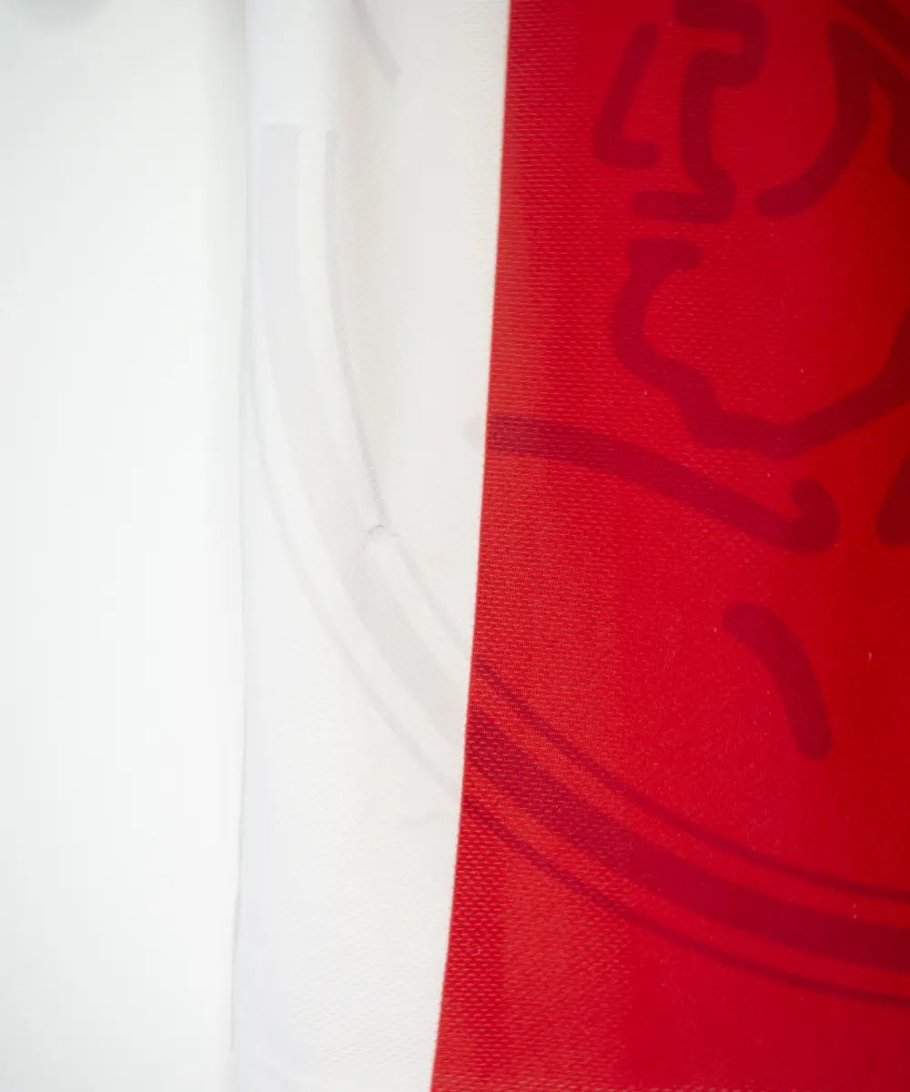 Maillot domicile de l'Ajax 1995-1996 de couleur rouge et blanc. On peut retrouver l'équipementier umbro et le sponsor ABN AMRO