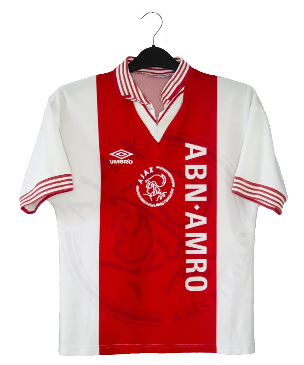 Maillot domicile de l'Ajax 1995-1996 de couleur rouge et blanc. On peut retrouver l'équipementier umbro et le sponsor ABN AMRO