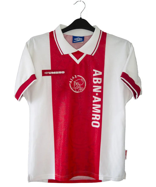 Maillot domicile de l'ajax de la saison 1998-1999 de couleur rouge et blanc. On peut voir l'équipementier umbro et le sponsor ABN AMRO