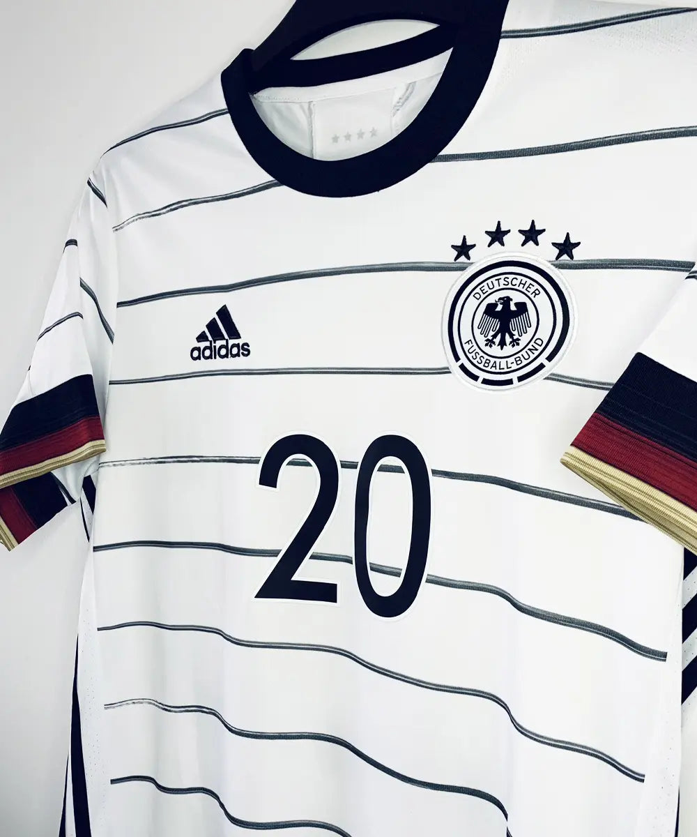 Maillot vintage domicile blanc et noir de l'équipe d'allemagne porté lors de l'euro 2020. On peut retrouver l'équipementier adidas. Le maillot est floqué du numéro 20 Gosens.
