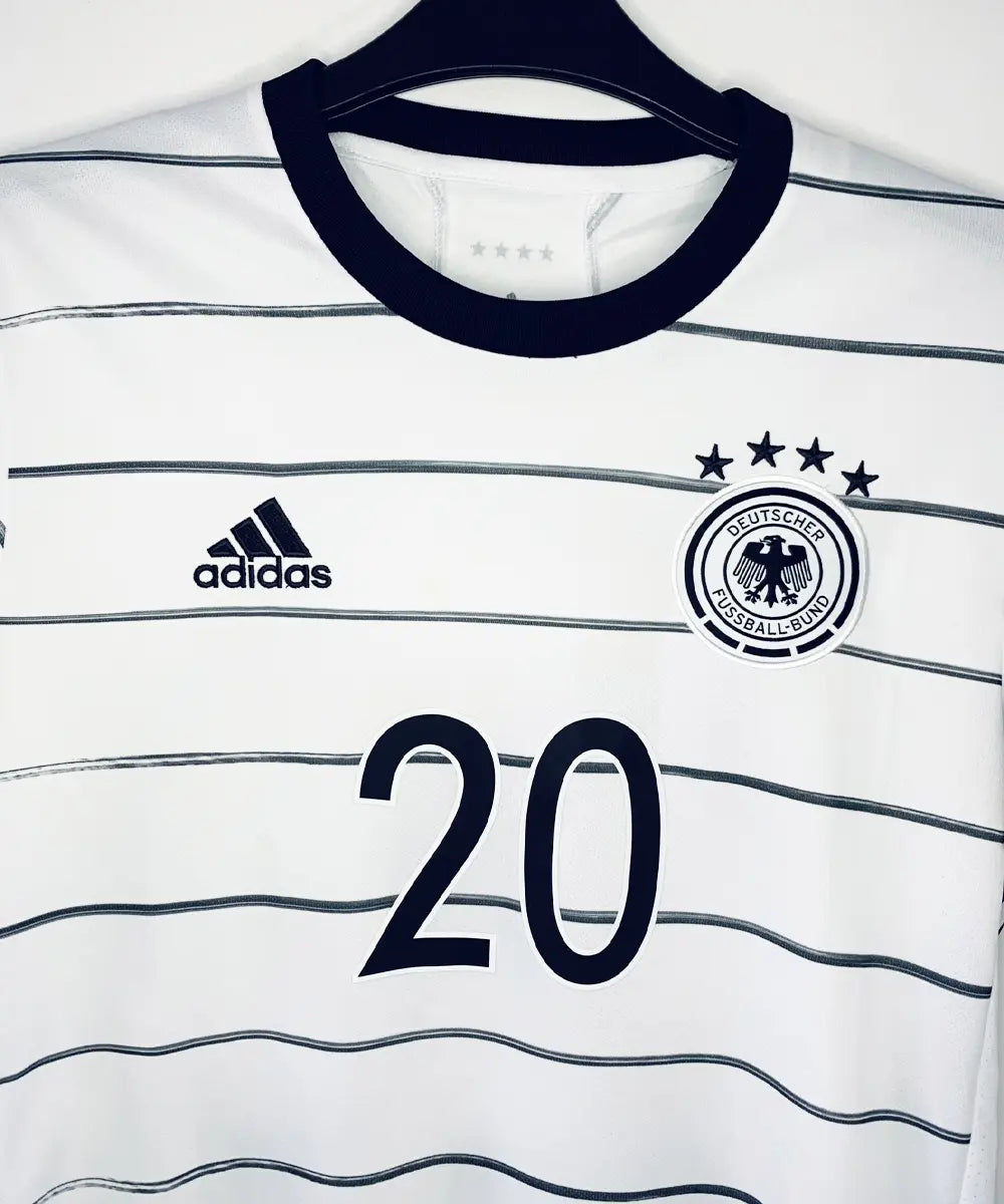 Maillot vintage domicile blanc et noir de l'équipe d'allemagne porté lors de l'euro 2020. On peut retrouver l'équipementier adidas. Le maillot est floqué du numéro 20 Gosens.