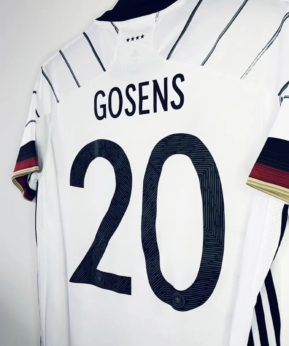 Maillot vintage domicile blanc et noir de l'équipe d'allemagne porté lors de l'euro 2020. On peut retrouver l'équipementier adidas. Le maillot est floqué du numéro 20 Gosens.