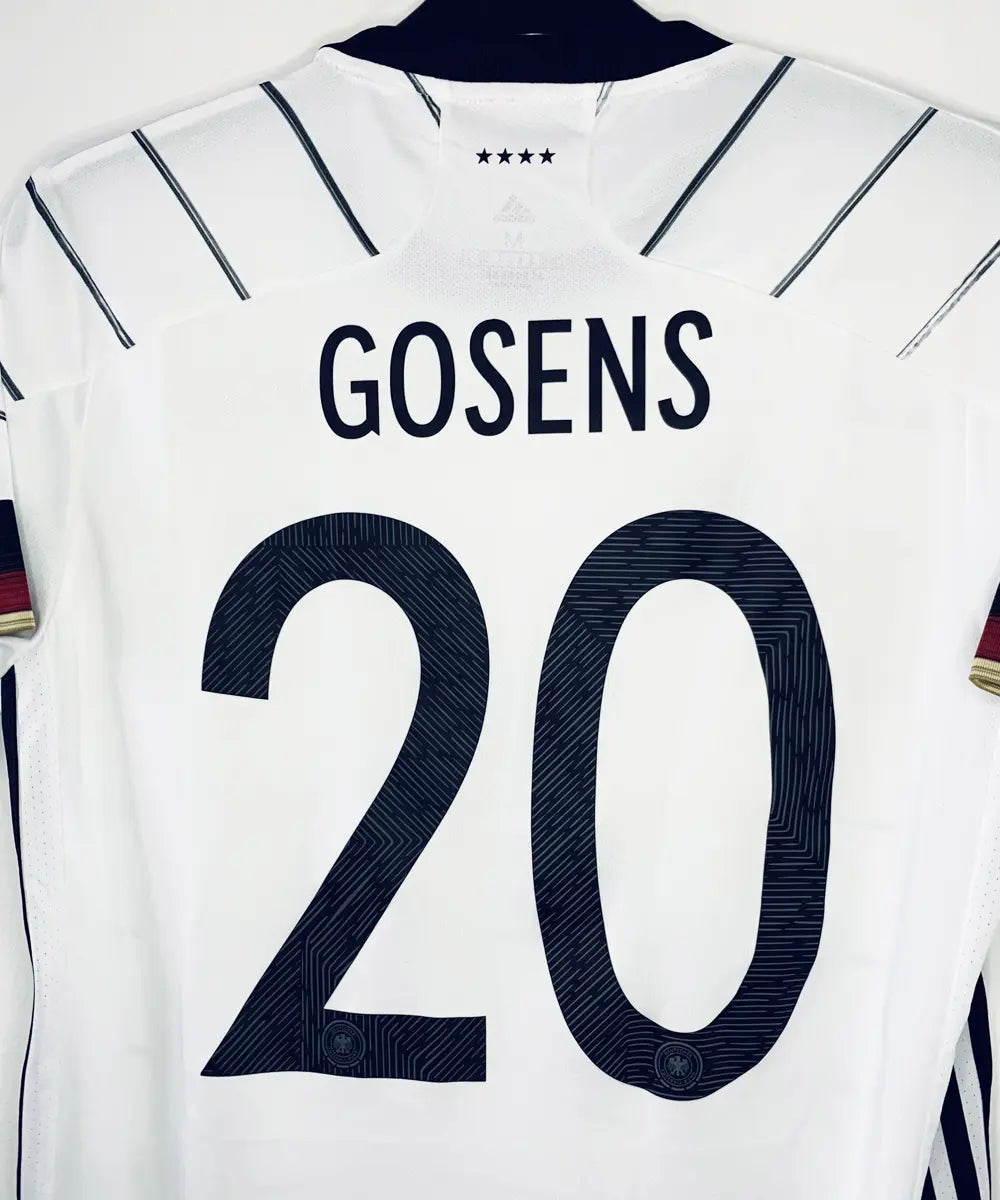 Maillot vintage domicile blanc et noir de l'équipe d'allemagne porté lors de l'euro 2020. On peut retrouver l'équipementier adidas. Le maillot est floqué du numéro 20 Gosens.