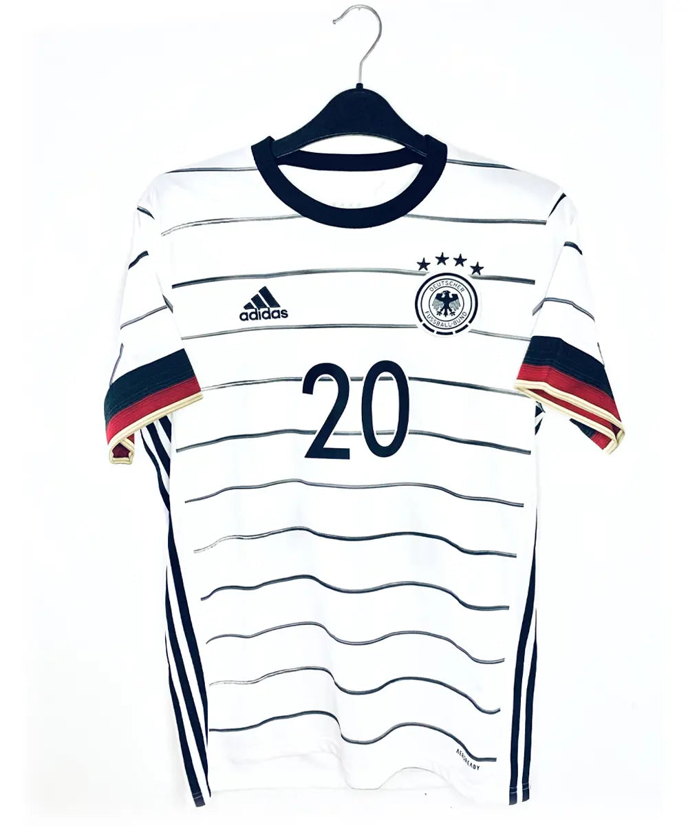 Maillot vintage domicile blanc et noir de l'équipe d'allemagne porté lors de l'euro 2020. On peut retrouver l'équipementier adidas. Le maillot est floqué du numéro 20 Gosens.