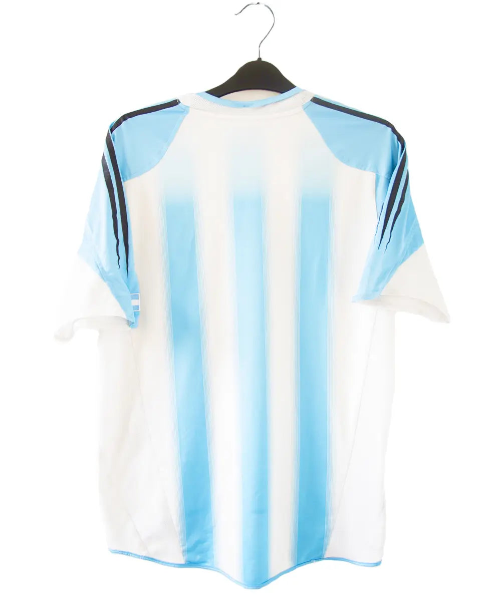 Maillot de foot authentique de l'argentine de la saison 2004-2005. Le maillot est de couleur bleu ciel et blanc. On peut retrouver l'équipementier adidas. Sur cette photo on peut voir le maillot de dos