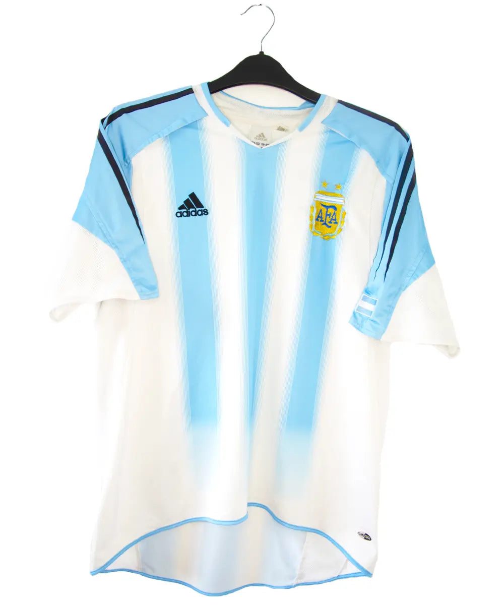 Maillot de foot authentique de l'argentine de la saison 2004-2005. Le maillot est de couleur bleu ciel et blanc. On peut retrouver l'équipementier adidas