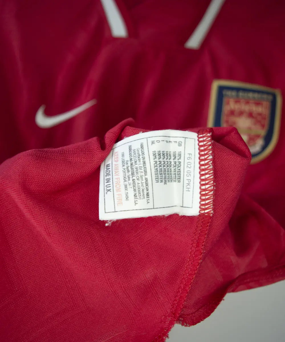 Maillot domicile d'arsenal de la saison 1996-1997 de couleur rouge et blanc. On peut retrouver l'équipementier nike et le sponsor JVC.
