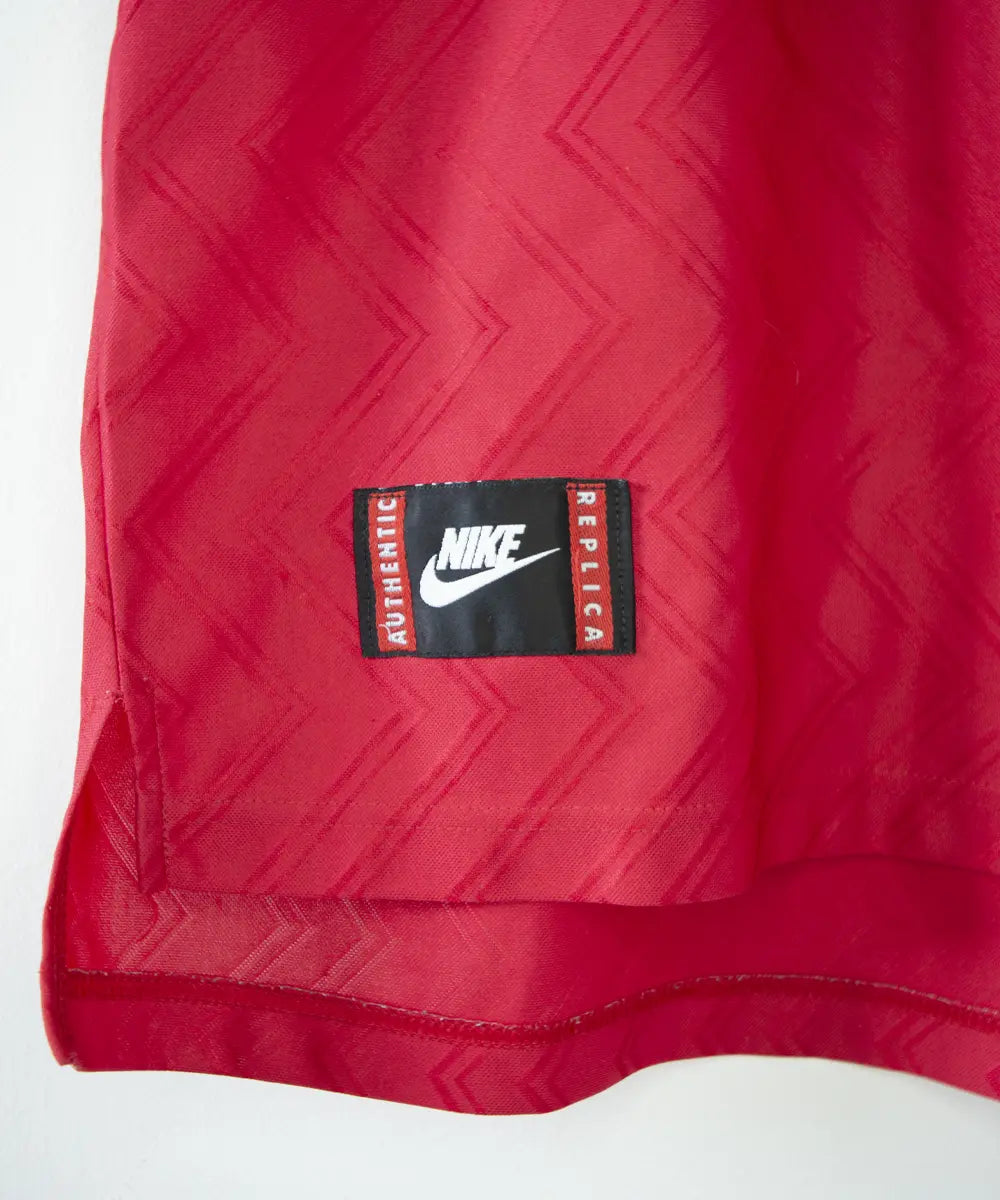 Maillot domicile d'arsenal de la saison 1996-1997 de couleur rouge et blanc. On peut retrouver l'équipementier nike et le sponsor JVC.
