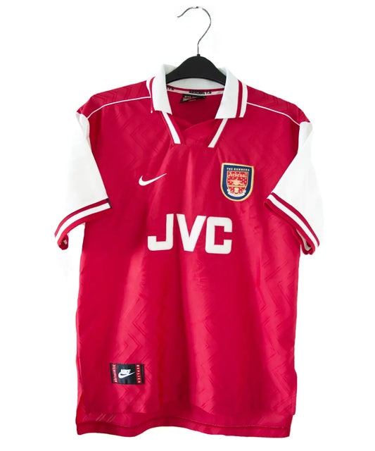 Maillot domicile d'arsenal de la saison 1996-1997 de couleur rouge et blanc. On peut retrouver l'équipementier nike et le sponsor JVC. 