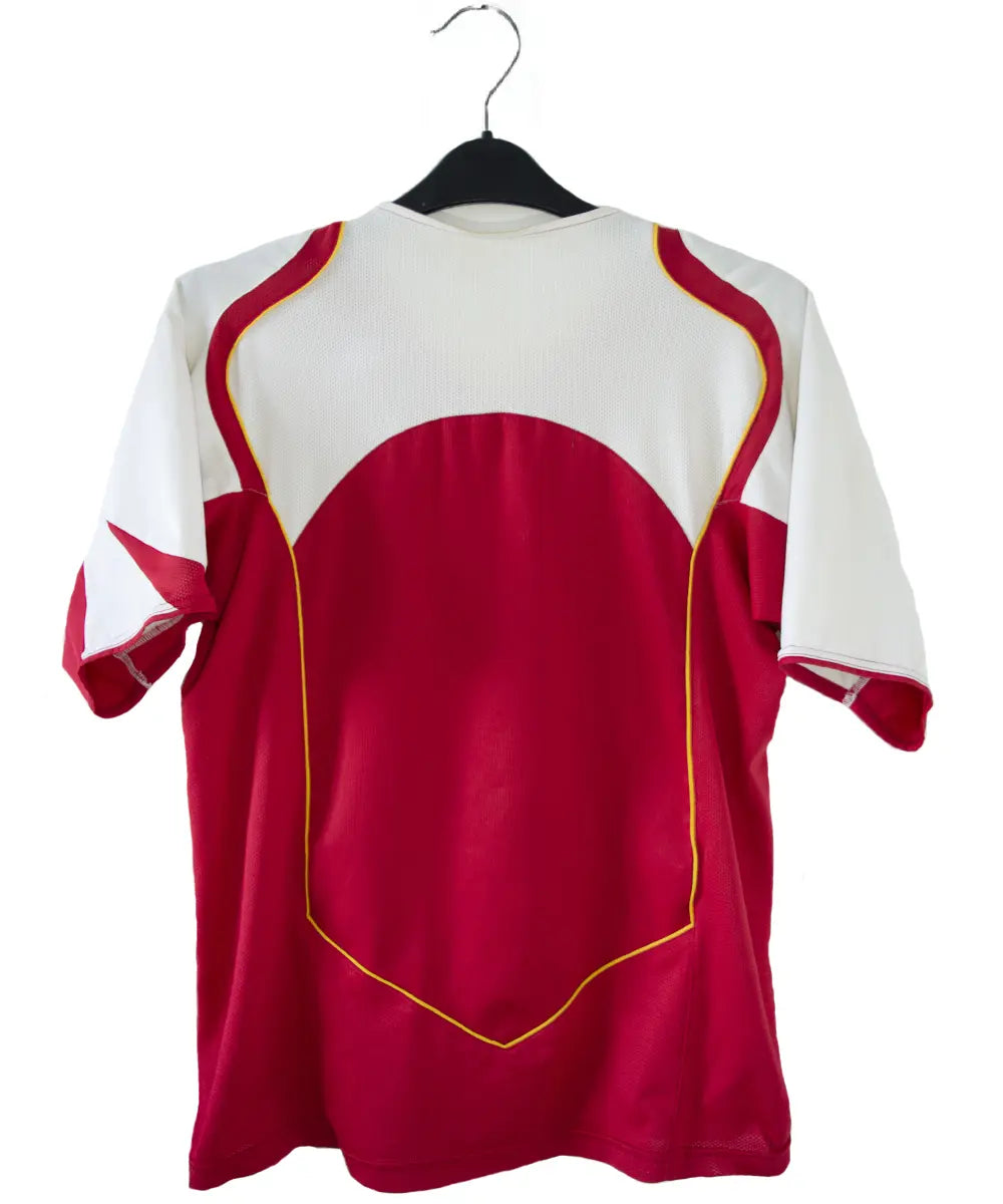 Maillot vintage domicile rouge et blanc d'arsenal de la saison 2004-2005. On peut retrouver le sponsor O2 et l'équipementier nike.