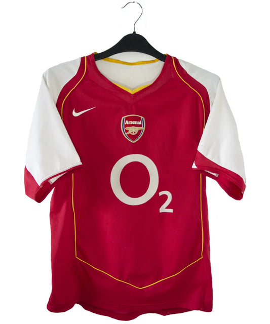 Maillot vintage domicile rouge et blanc d'arsenal de la saison 2004-2005. On peut retrouver le sponsor O2 et l'équipementier nike. 