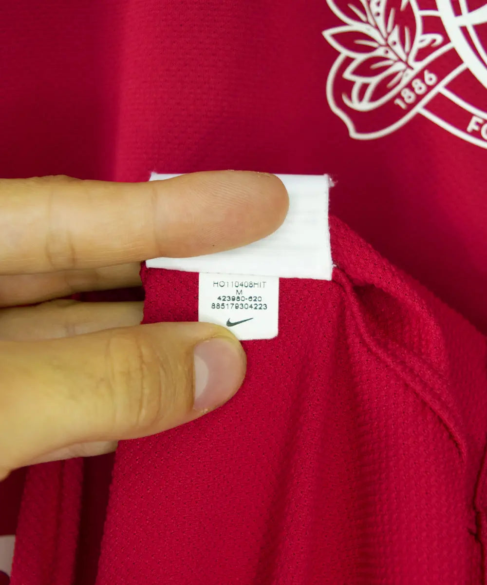 Maillot domicile d'Arsenal de la saison 2011-2012. On peut retrouver l'équipementier nike et le sponsor fly emirates. Le maillot est floqué du numéro 12 Thierry Henry. On peut retrouver l'étiquette du maillot comportant les numéros 423980-620