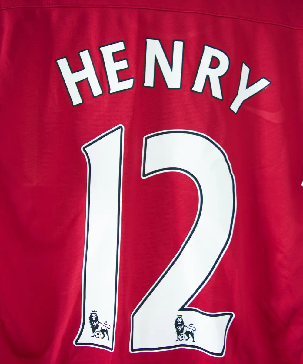 Maillot domicile d'Arsenal de la saison 2011-2012. On peut retrouver l'équipementier nike et le sponsor fly emirates. Le maillot est floqué du numéro 12 Thierry Henry