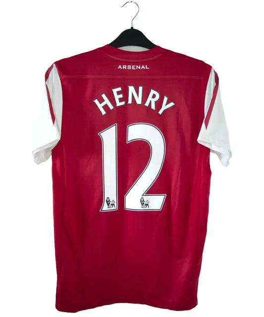 Maillot de foot vintage rouge domicile d'arsenal de la saison 2011-2012. On peut retrouver le sponsor fly emirates et l'équipementier nike. Le maillot est floqué du numéro 12 Thierry Henry. Le maillot comporte l'étiquette 423980-620