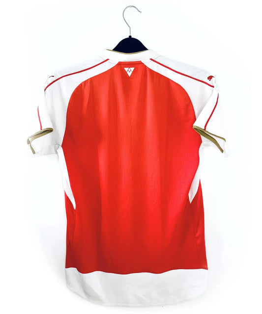 Maillot domicile vintage rouge et blanc d'Arsenal de la saison 2015-2016. On peut retrouver l'équipementier Puma et le sponsor fly emirates