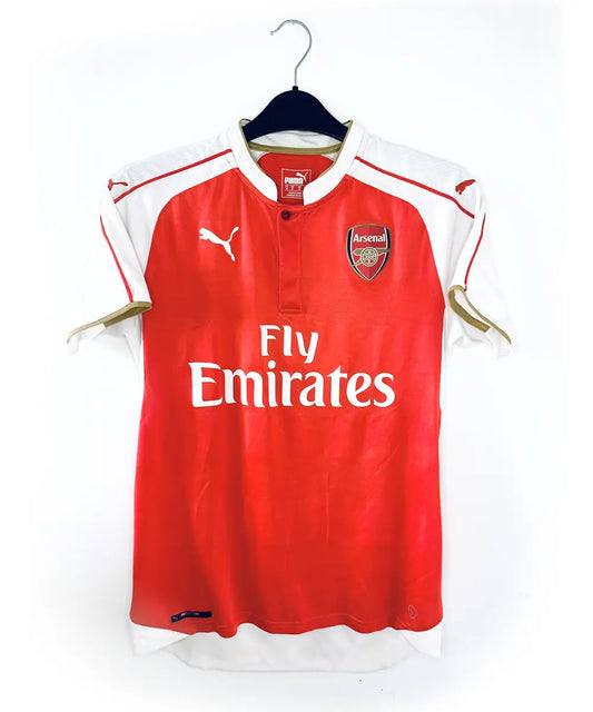 Maillot domicile vintage rouge et blanc d'Arsenal de la saison 2015-2016. On peut retrouver l'équipementier Puma et le sponsor fly emirates