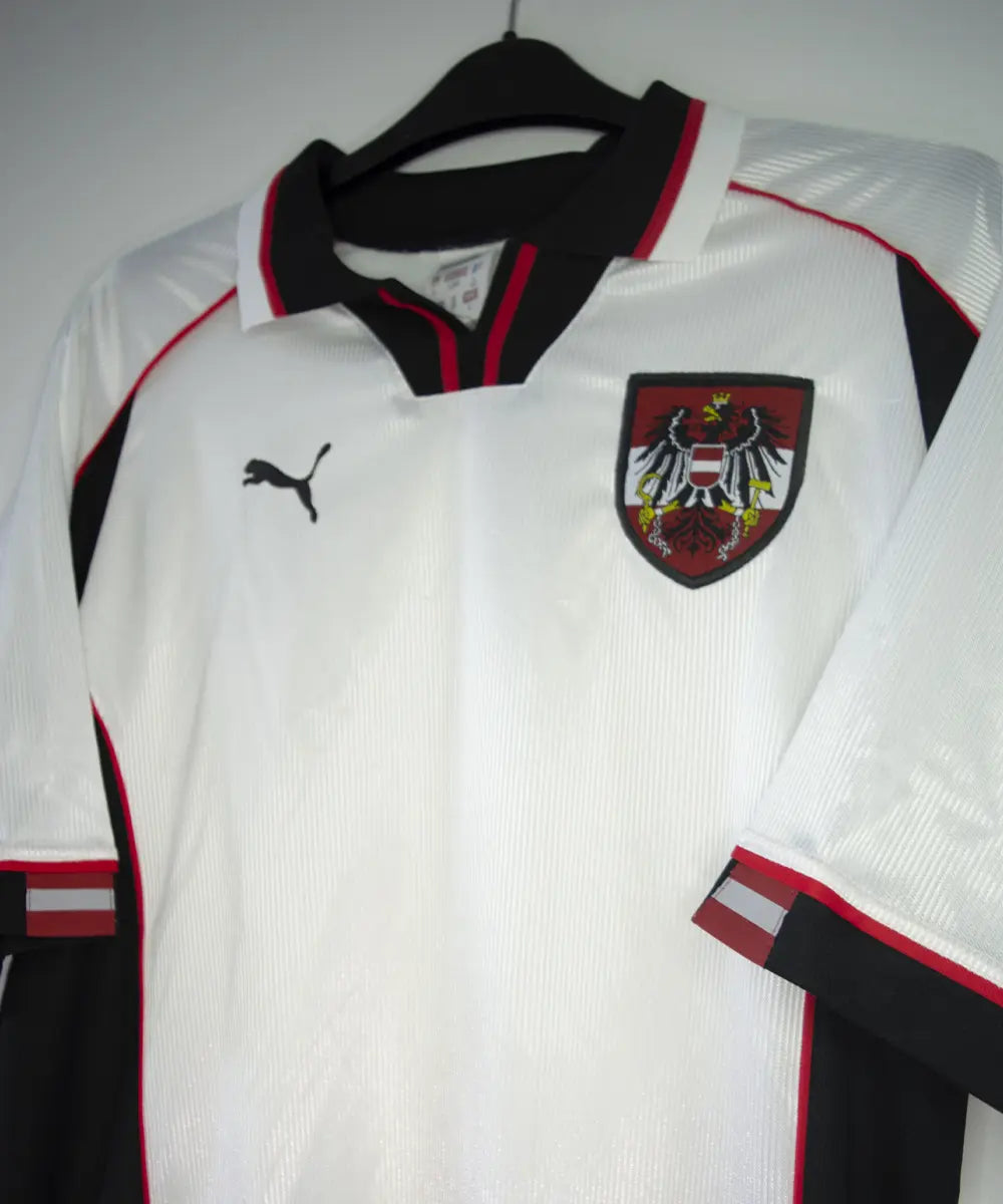 Maillot domicile blanc et noir de l'Autriche porté lors de la coupe du monde 1998 jusqu'en 2000. On peut retrouver l'équipementier puma