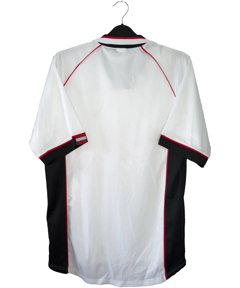 Maillot domicile blanc et noir de l'Autriche porté lors de la coupe du monde 1998 jusqu'en 2000. On peut retrouver l'équipementier puma