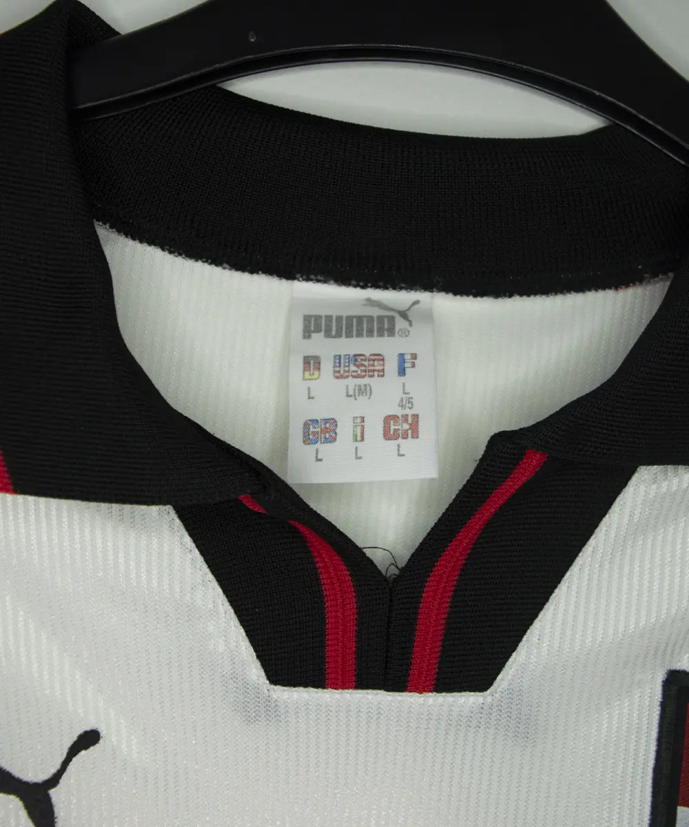 Maillot domicile blanc et noir de l'Autriche porté lors de la coupe du monde 1998 jusqu'en 2000. On peut retrouver l'équipementier puma