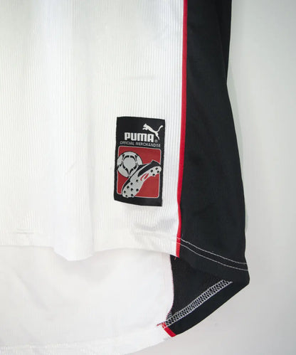 Maillot domicile blanc et noir de l'Autriche porté lors de la coupe du monde 1998 jusqu'en 2000. On peut retrouver l'équipementier puma
