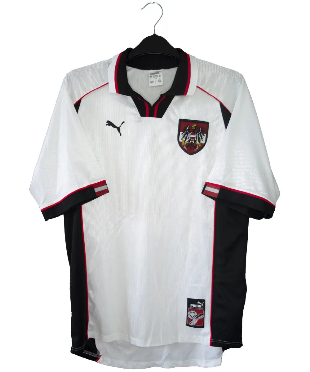 Maillot domicile blanc et noir de l'Autriche porté lors de la coupe du monde 1998 jusqu'en 2000. On peut retrouver l'équipementier puma