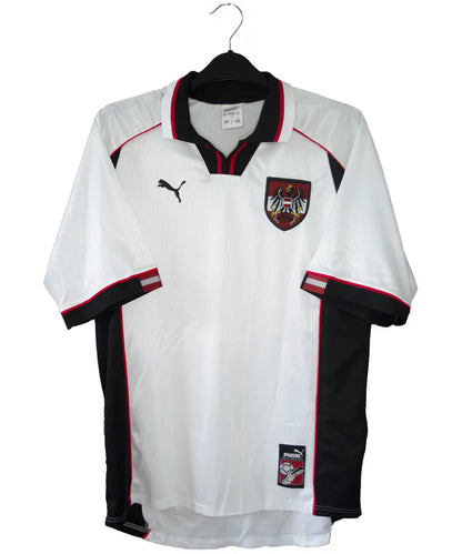 Maillot domicile blanc et noir de l'Autriche porté lors de la coupe du monde 1998 jusqu'en 2000. On peut retrouver l'équipementier puma