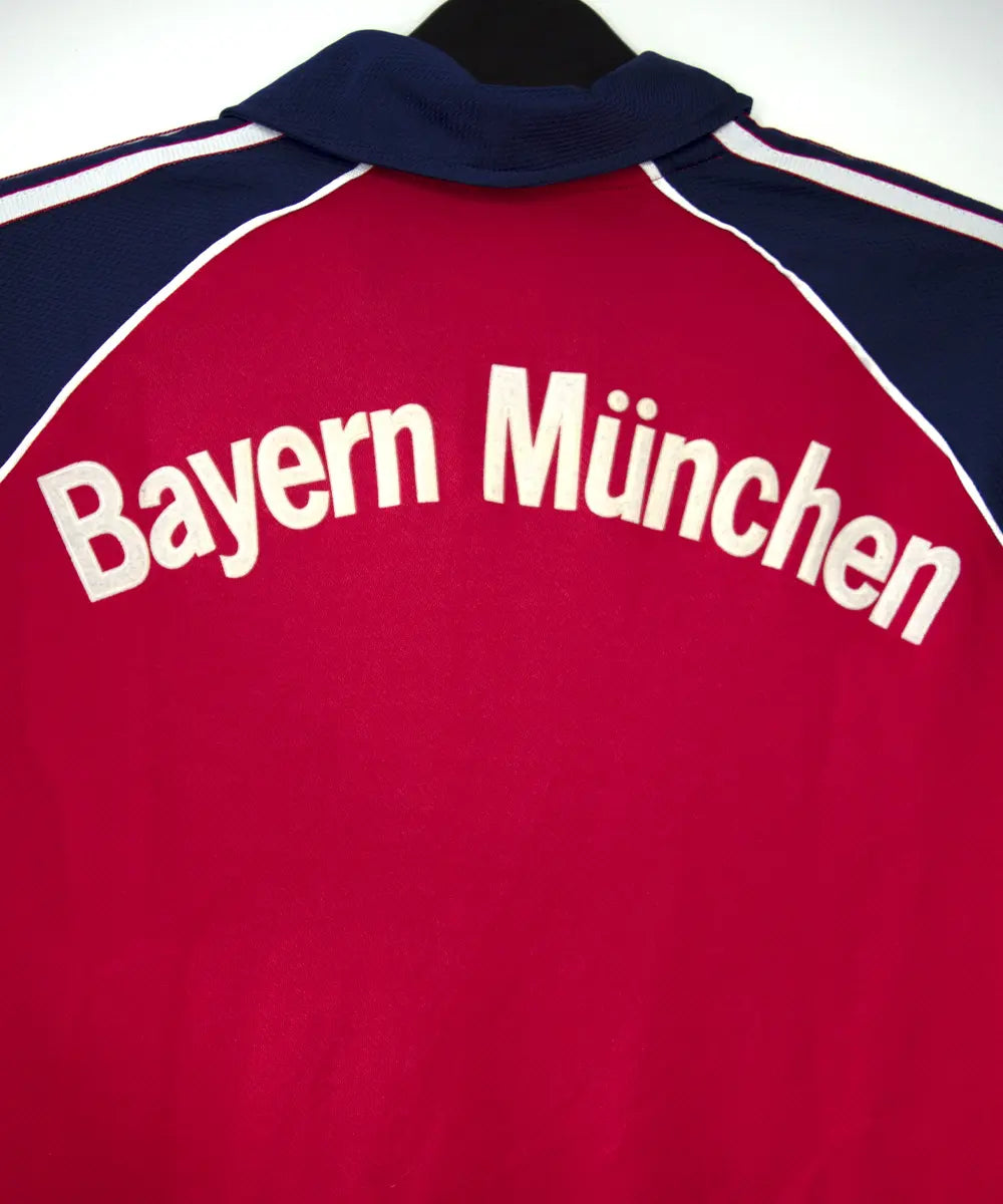 Maillot domicile rouge, bleu et blanc du bayern de la saison 1999-2001. On peut retrouver l'équipementier adidas et le sponsor opel