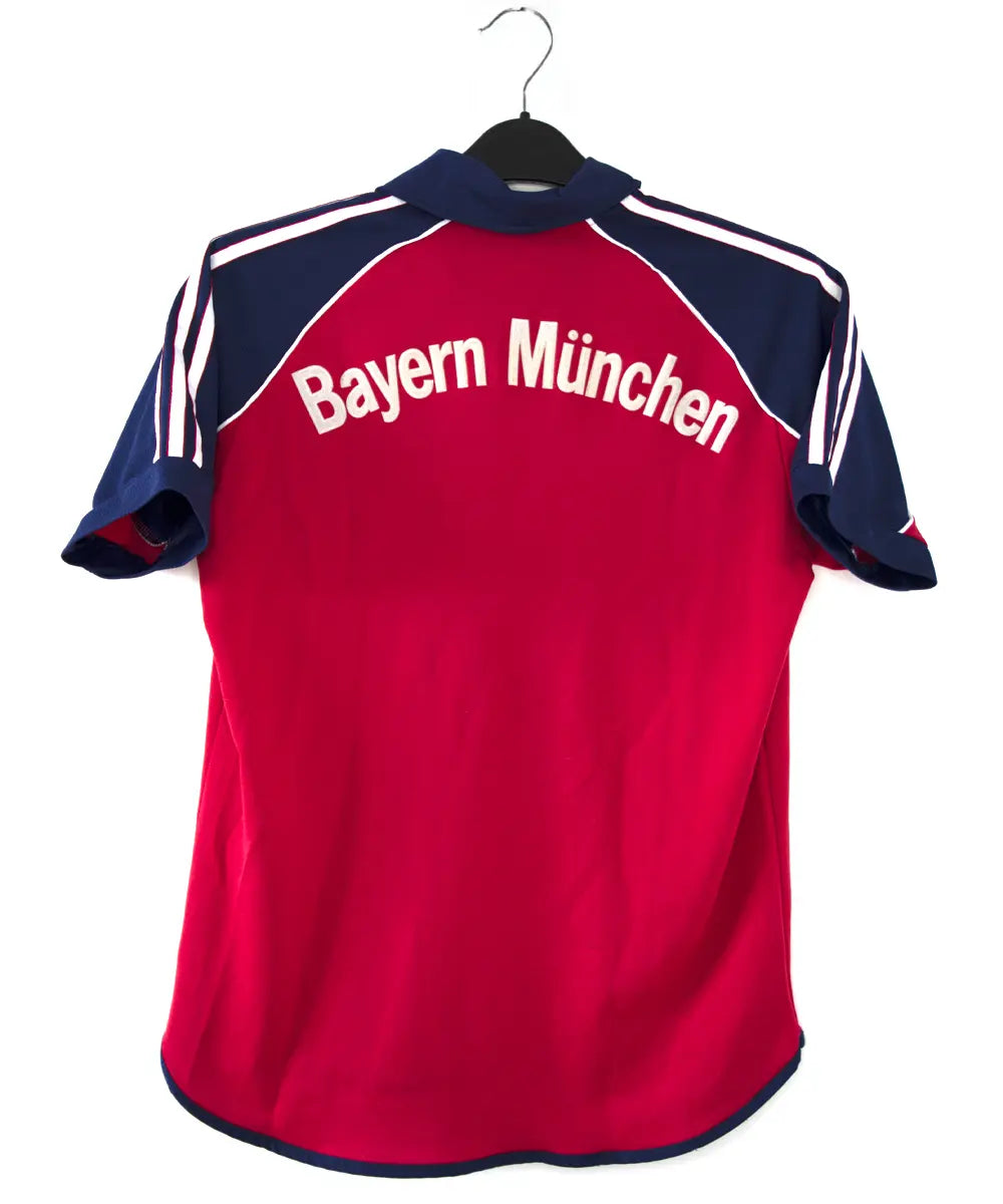 Maillot domicile rouge, bleu et blanc du bayern de la saison 1999-2001. On peut retrouver l'équipementier adidas et le sponsor opel