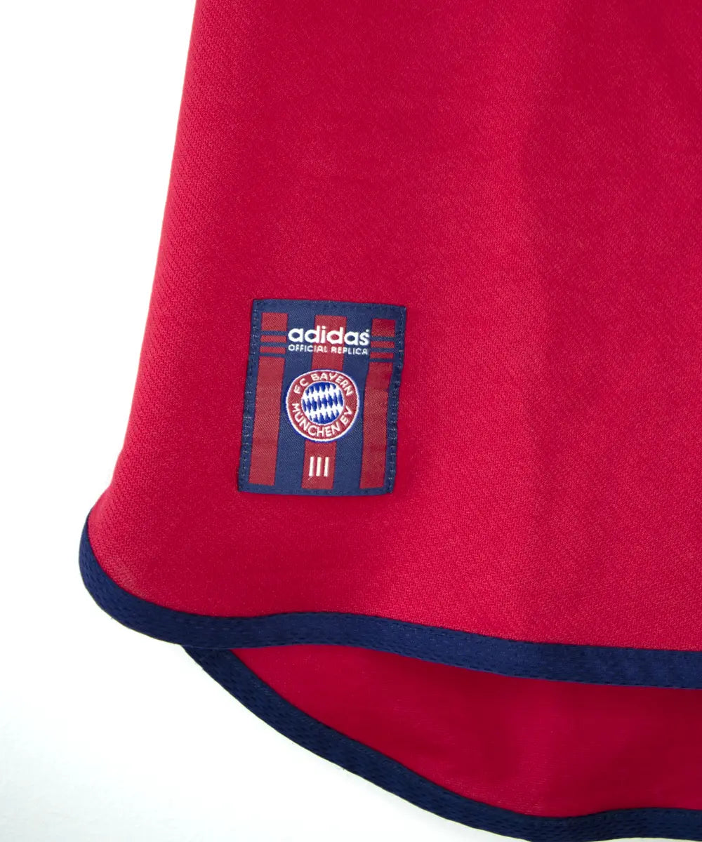 Maillot domicile rouge, bleu et blanc du bayern de la saison 1999-2001. On peut retrouver l'équipementier adidas et le sponsor opel