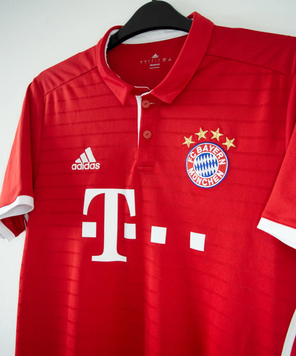 Maillot vintage domicile rouge et blanc du bayern munich de la saison 2016-2017. On peut retrouver l'équipementier adidas et le sponsor t