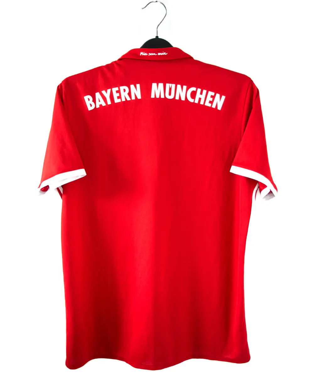 Maillot vintage domicile rouge et blanc du bayern munich de la saison 2016-2017. On peut retrouver l'équipementier adidas et le sponsor t